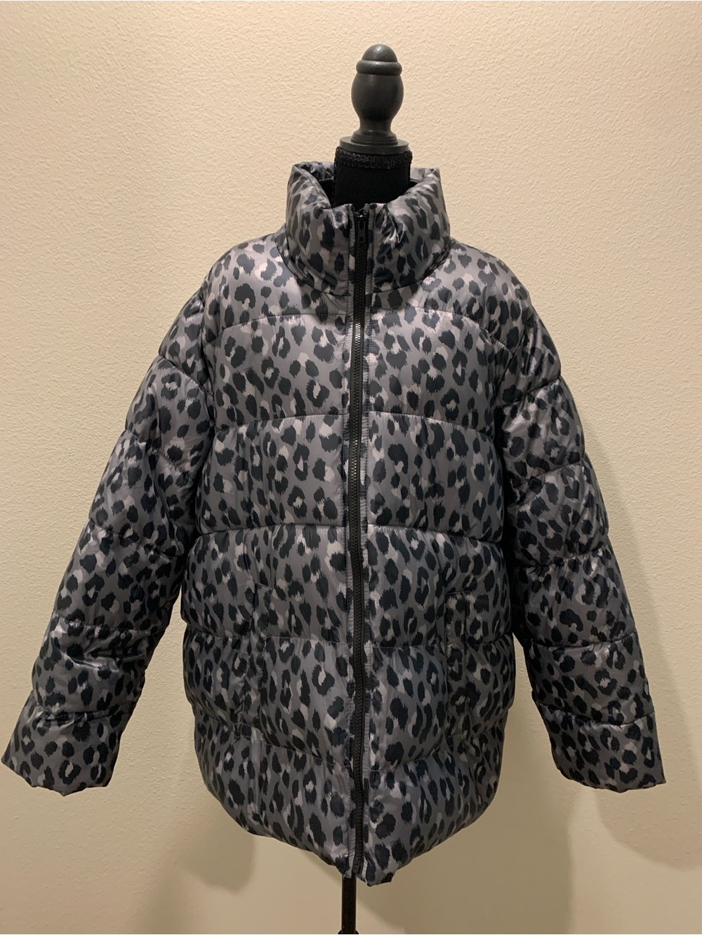 Old Navy Gray Leopard Print Puffer Jacket (Size XXL)